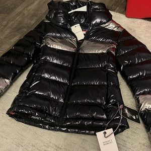 Perfect moment brand new ski jacket / coat size xs